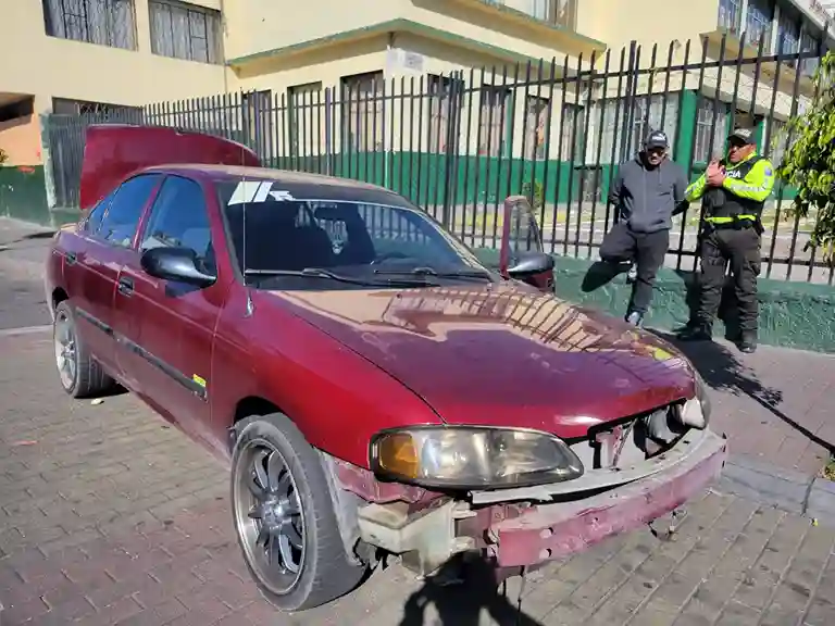 Un hombre fue víctima de robo de 1.000 dólares y ropa en su carro, en el centro urbano. Los antisociales rompieron la ventana trasera