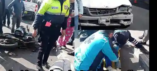 Una moto y un carro chocaron, y el motociclista presentó una fractura en su pierna
