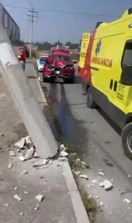 Por el Paseo Shopping un automóvil se dio contra un poste
