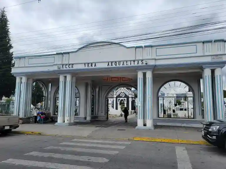 El cuerpo de Jairo Paltán Capito, de 15 años, fue trasladado al Anfiteatro del Cementerio General para realizarle la autopsia de ley