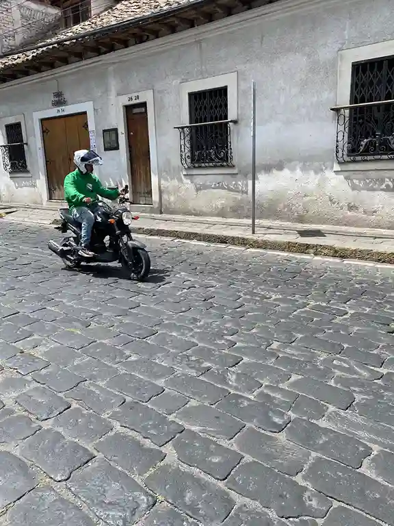 Testigos dijeron que esta persona atropelló a una mujer que caminaba con sus 3 hijos