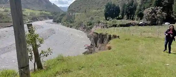 Un río amenaza arrasar los terrenos en Penipe, propietarios piden ayuda a las autoridades, que nos los escuchan