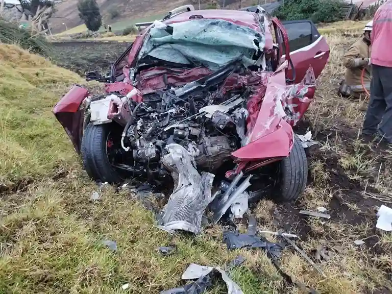 Un trágico choque deja un muerto en la vía a Colta. Era padre de 3 hijos menores de edad. El otro conductor se retiró y dejó su camión