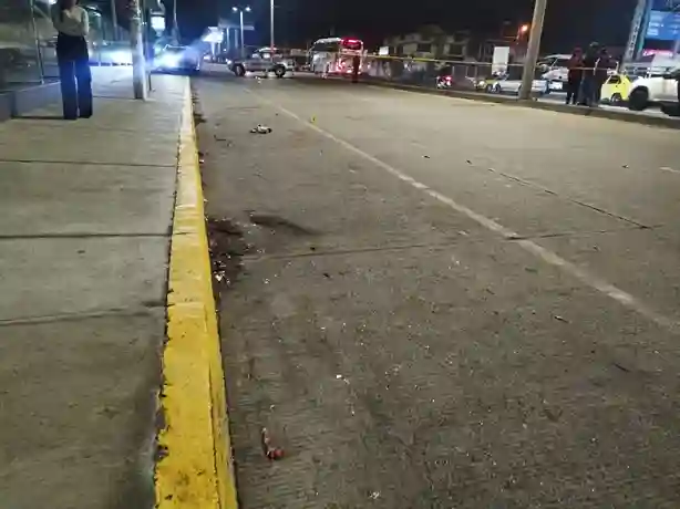 Un hombre muere atropellado mientras esperaba a su esposa. Deja un tierno niño de 5 años en la orfandad. Conductor y vehículo huyeron