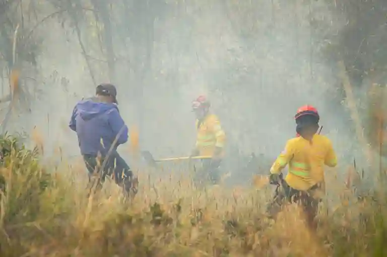 Los 'héroes de rojo' contaron con el aporte de habitantes del sector en esta dura tarea