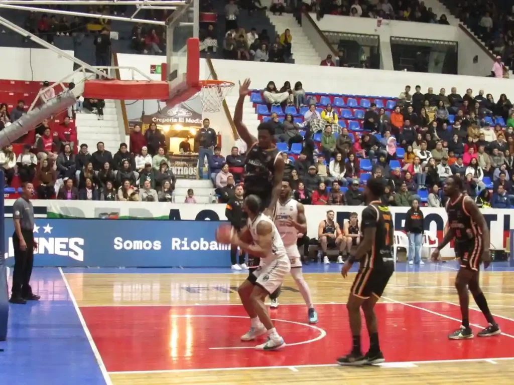 Los Leones de Riobamba a un partido de semifinales en baloncesto de local ganó los dos partidos, este jueves 5 juega en Zamora, si gana uno de los dos partidos clasifica.