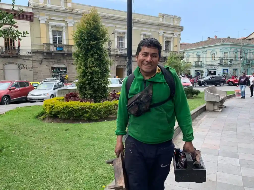 Parques de Riobamba albergan a lustradores de zapatos