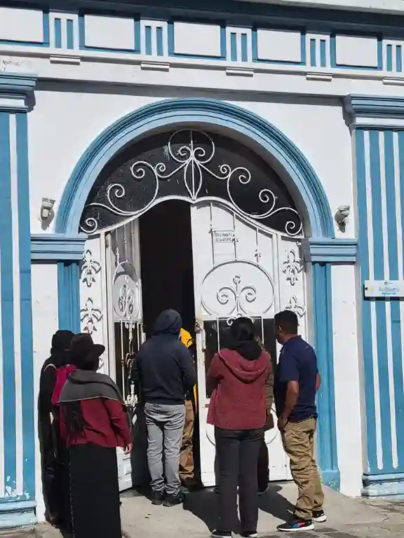 La muerte viajó en motocicleta con un joven en Guamote. El impacto fue con un camión. Hay una persona herida (referencial).