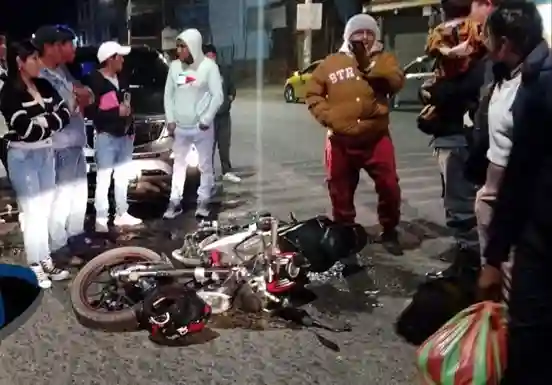 4 personas viajaban en esta motocicleta, que fue impactada por un Tucson gris