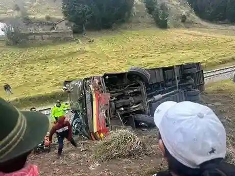 Un bus de la Cooperativa 'Guamote' perdió pista y se volcó