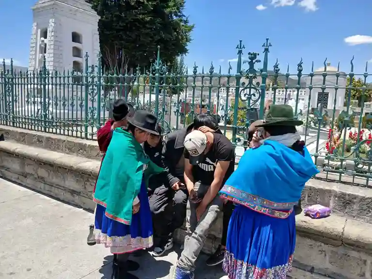 Escenas desgarradoras se vivieron en los exteriores del Camposanto riobambeño