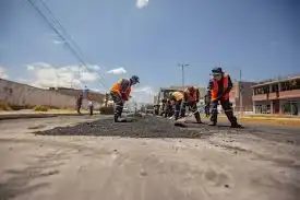 Bacheo y mantenimiento en la vía a Guano mejoran la seguridad vial