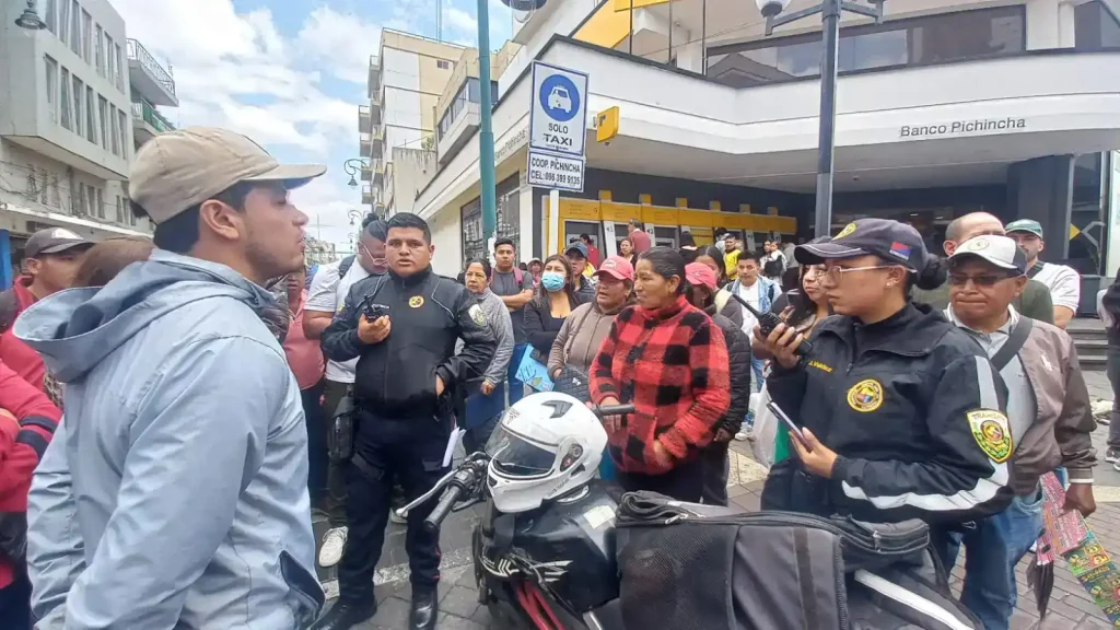 El conductor de una moto fue preso por no tener licencia ni matrícula por agentes de Tránsito. Ciudadanía apoyó al uno y a los otros