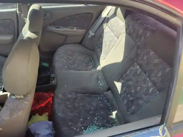 En el asiento trasero quedaron los restos del vidrio.