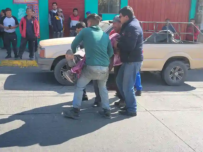 El cuerpo fue retirado de la camioneta y trasladado hasta otro vehículo