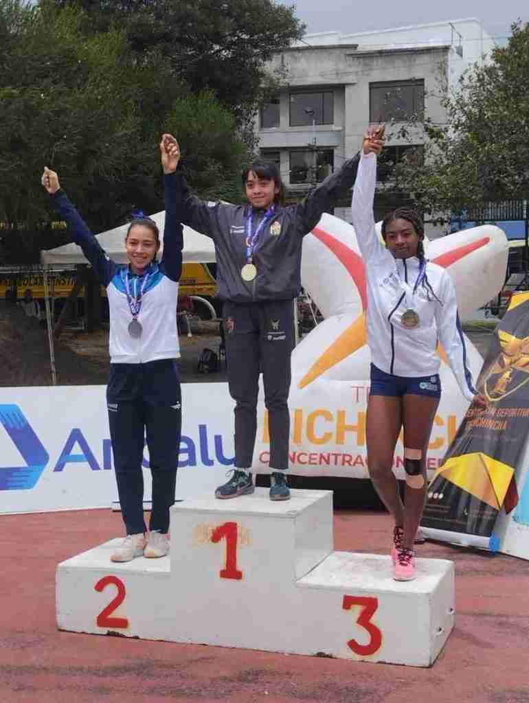 Gaby Díaz es la deportista de Chimborazo más veloz de Ecuador en los 400 metros vallas en los Juegos Nacionales Prejuveniles