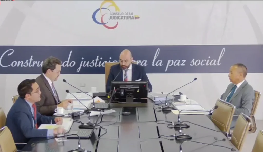 Fiscal y jueces de Chimborazo destituidos por sentencia tardía