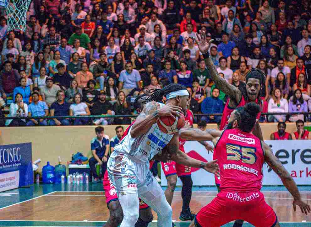 En la Liga BásquetPro, el equipo de los Leones de Riobamba lidera el play-off frente a los Jaguars y hoy podría asegurar su clasificación.