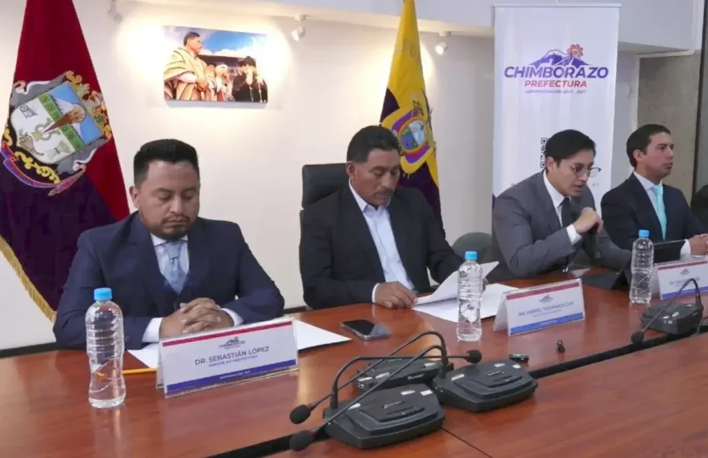 Mediante una rueda de prensa la Prefectura de Chimborazo acusó de perjuicio económico a exprefectos.