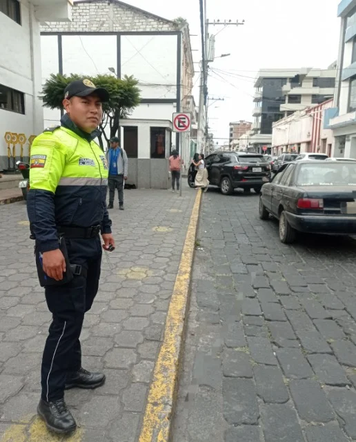 Agente de tránsito cumpliento sus funciones.
