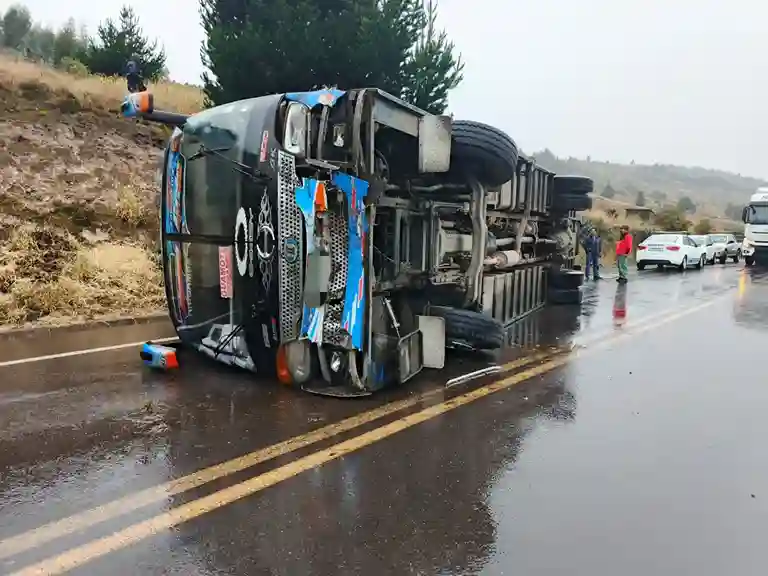 Un bus se volcó en Guamote y dejó heridos leves: 5 se valoraron en el lugar y 5 en el hospital. Pertenece a la Cooperativa Línea Gris