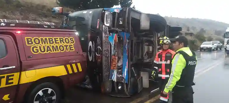 Personal de l Cuerpo de Bomberos de Guamote y de la Policía Nacional auxiliaron a las víctimas del suceso