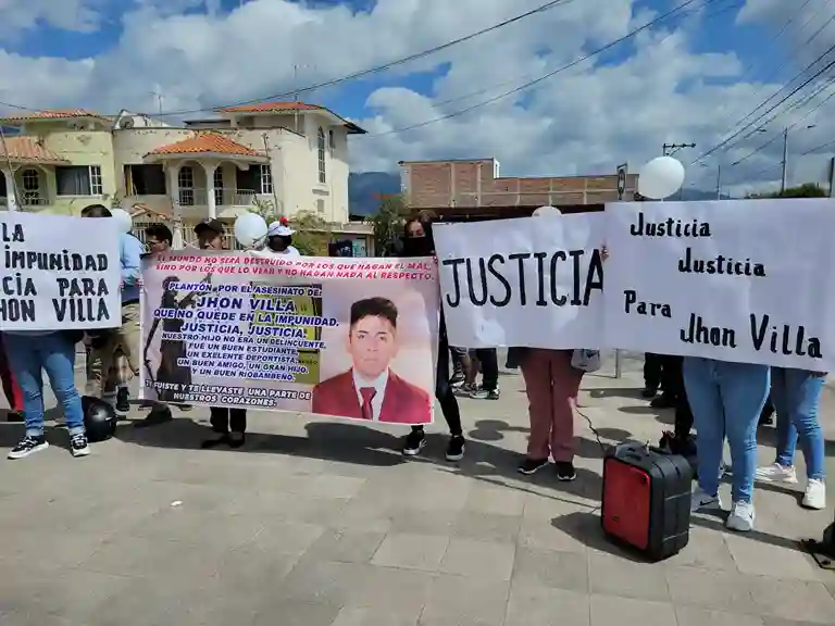 A 1 año de la cruel muerte de Jhon Ricardo Villa Allauca la familia exige justicia. 50 personas hicieron un plantón en la Unidad Penal