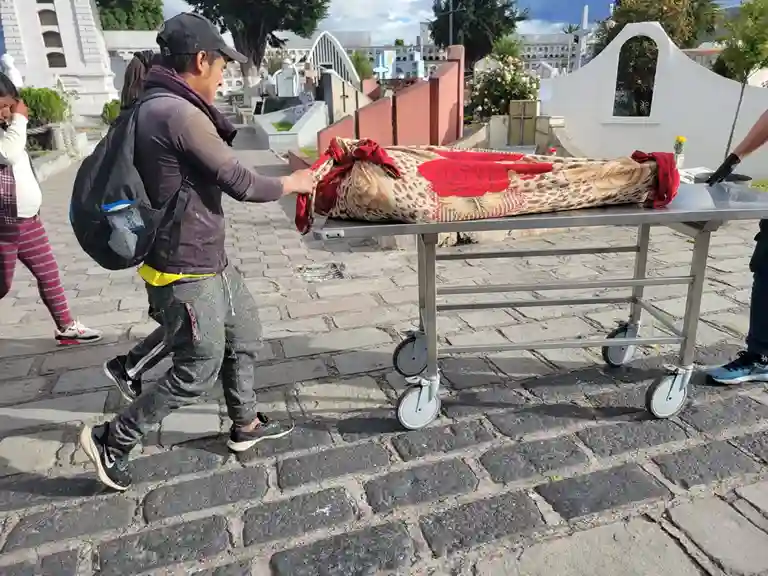 Joel Iván no se despegó del cuerpo de su abuelita hasta que ingresó al Anfiteatro