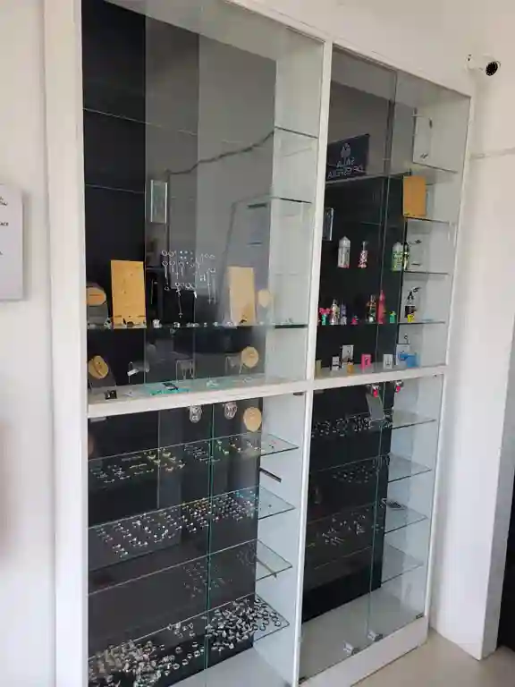 Lo que más asombra a los propietarios es que no se llevaron las joyas de plata