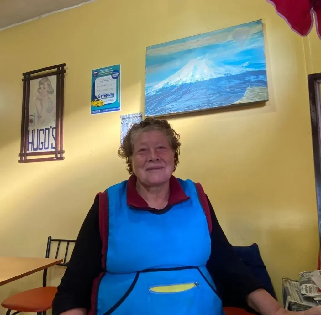 María Esperanza Torres, propietaría de Cafetería Hugo’s, lleva 20 años perfeccionando la tradicional colada morada en Riobamba.