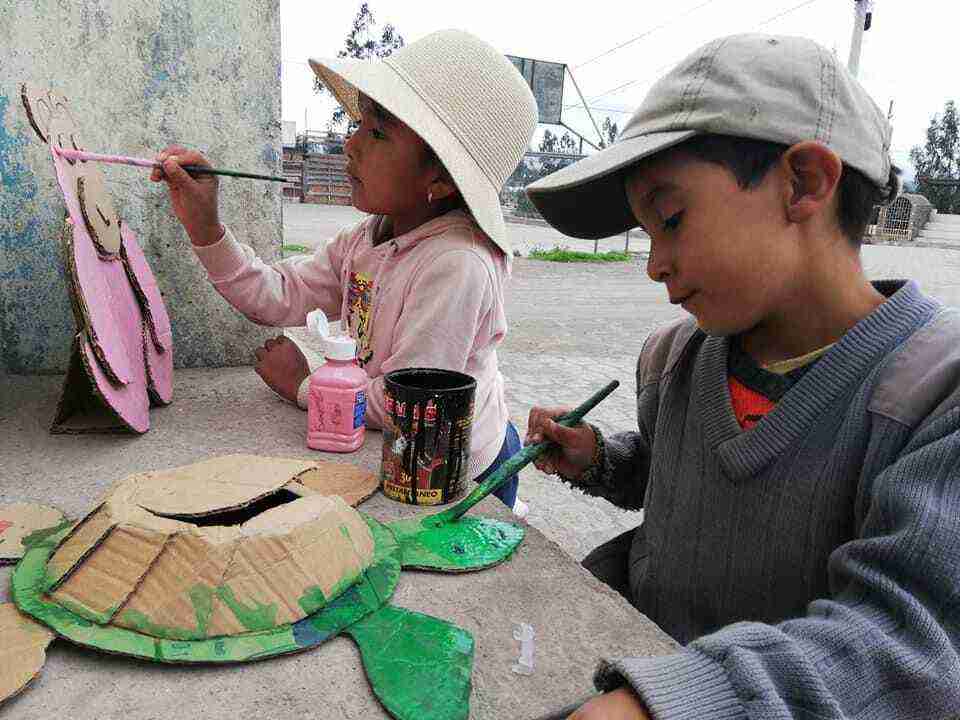 Talleres de arte para comunidades vulnerables en Riobamba