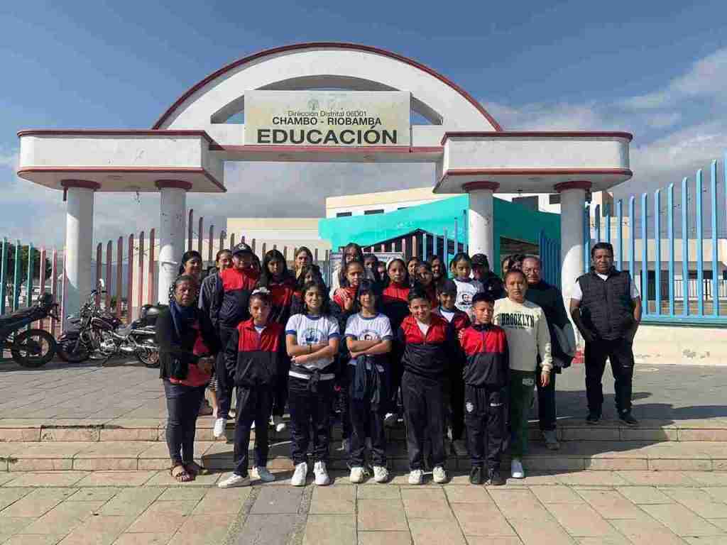 Padres de familia logran el regreso de su profesora en Riobamba