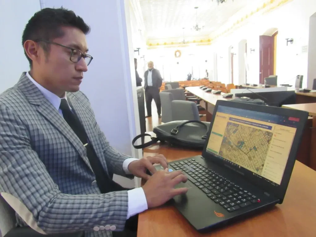 Riobamba implementará plataforma Geovisor para actualizar el catastro municipal de predios urbanos y rurales del cantón.