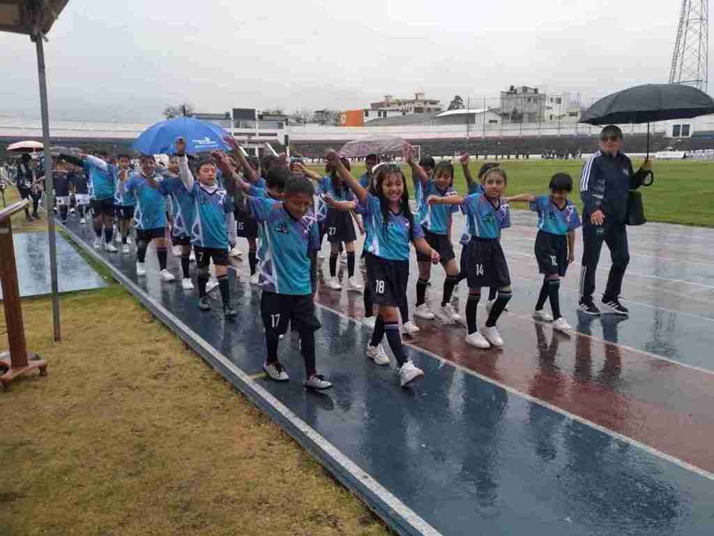 Unos 1.300 estudiantes de la Unidad Educativa Nicanor Larrea forman parte de los Juegos Internos, este lunes 28 de octubre se inauguró.