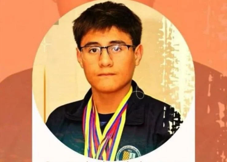 El estudiante de Riobamba Sebastián Borja, de 14 años, lucha contra el síndrome de Guillain-Barré en terapia intensiva.