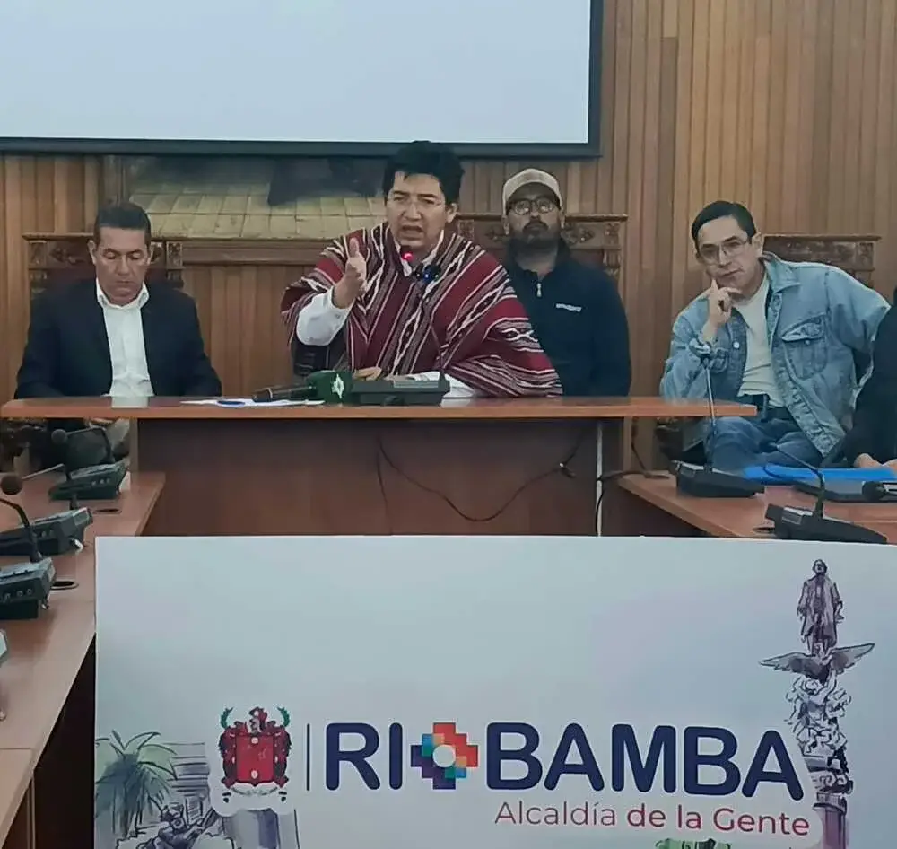 Horas más tarde John Vinueza convocó a una rueda de prensa, a la que tituló "Aclarando las cosas".