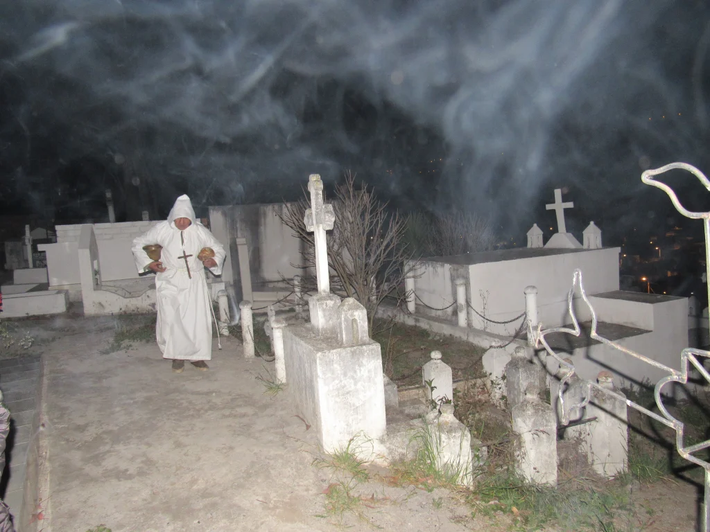 En el cantón Penipe “El animero” canta y reza a las almas en penas, recorre las calles de Penipe e ingresa a la medianoche al cementerio general.