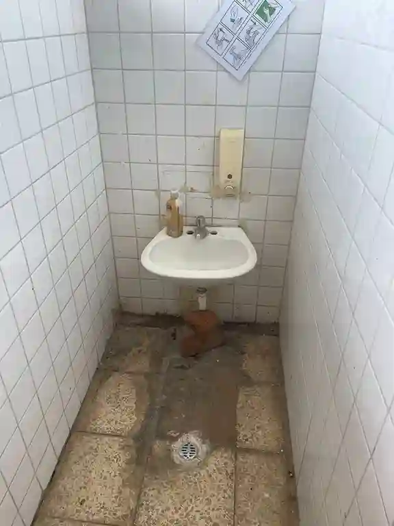 Una madre de familia denuncia malas condiciones en UE Carlos Garbay: cables en el piso, ducha convertida en bodega, falta de personal...