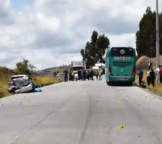 El autobús de servicio interprovincial de Transportes Patria N°58 y un automóvil Chevrolet Optra fueron los protagonistas