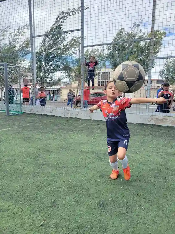 Luciana Salazar Moreno se despachó con un golazo. Es habilidosa y tiene dominio de balón