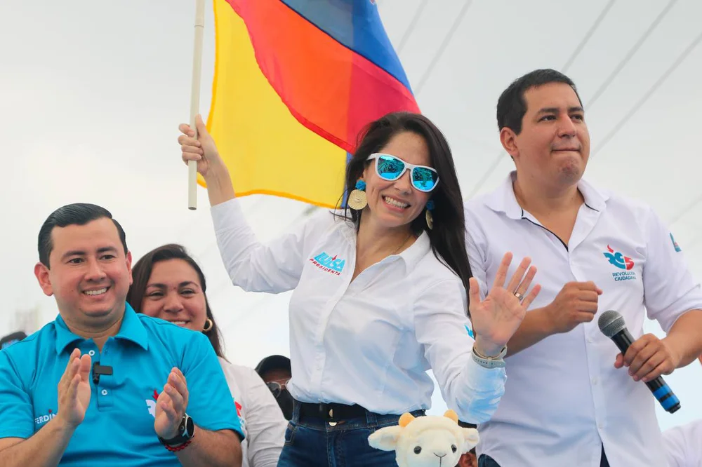 Elecciones en Ecuador 2025 con crisis económica y eléctrica antes del voto.