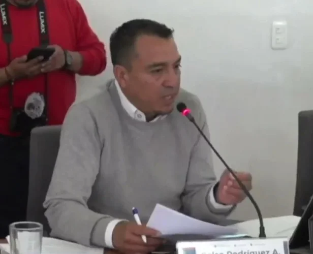 Concejo Municipal de Riobamba remueve a secretario Ramiro Vllejo.