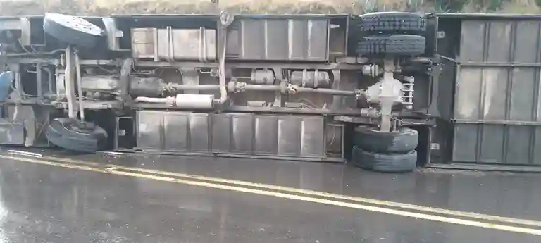Cuan largo es, el bus quedó sobre la mojada calzada