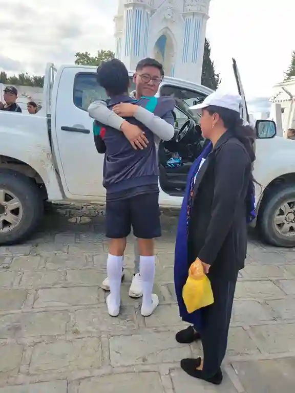 El hijo de Carlos lo acompañó durante el trayecto, y en Riobamba recibió el abrazo solidario