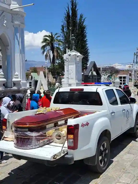 En una camioneta de la Municipalidad de Colta se trasladó el féretro hasta la comunidad Miraflores Cochapamba