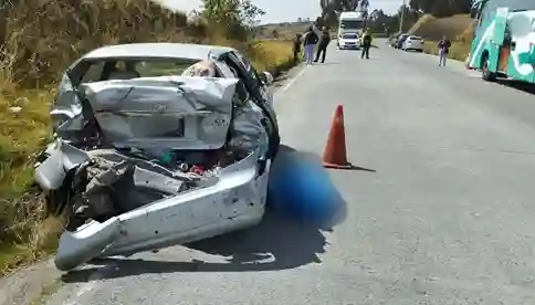 Muere un hombre de 77 años en accidente de tránsito en Colta. Viajaba en un auto que chocó con un bus de Transportes Patria. Hay 3 heridos
