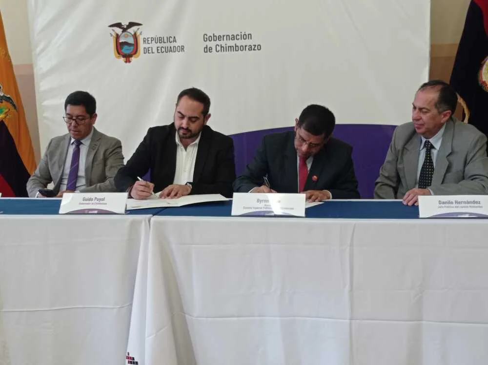 Momento de la firma del convenio entre la Gobernación de Chimborazo y Espoch.