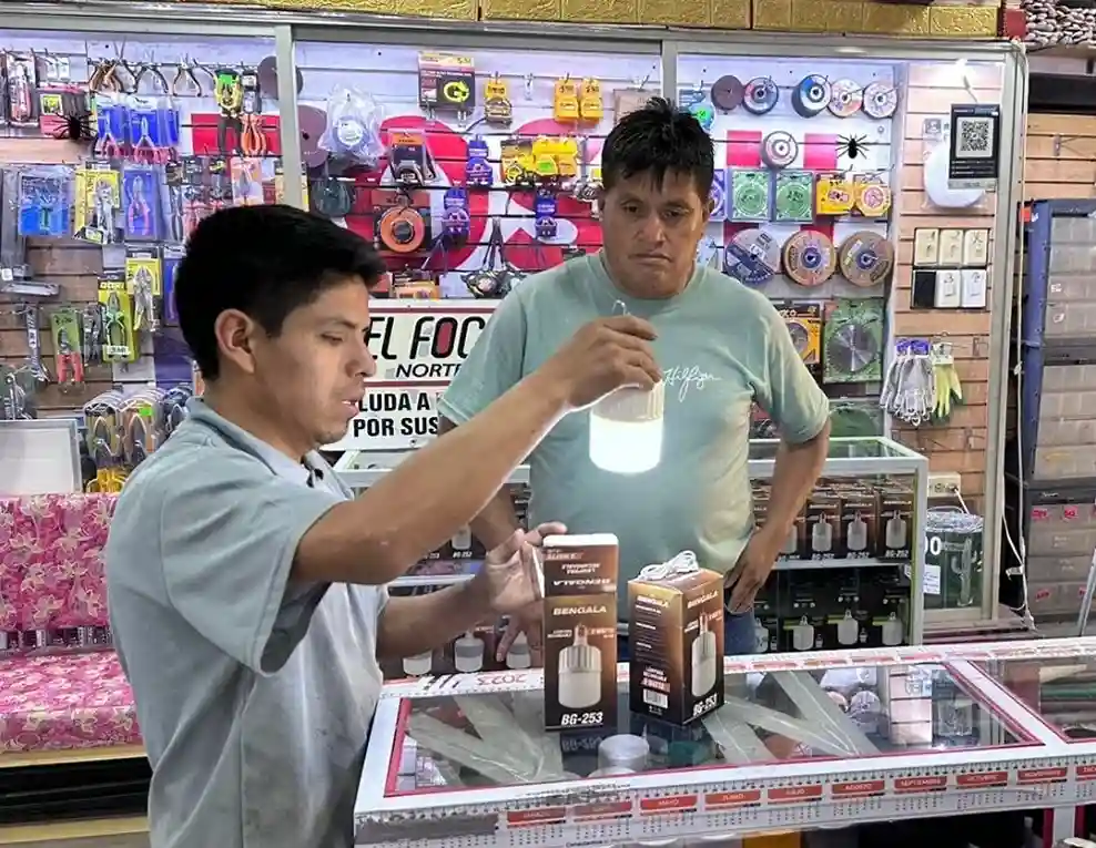Se presenta un incremento en la venta de focos recargables y velas en Riobamba.