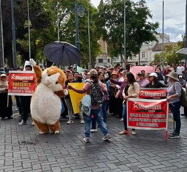 Comerciantes se manifiestaron a favor del alcalde de Riobamba John Vinueza.