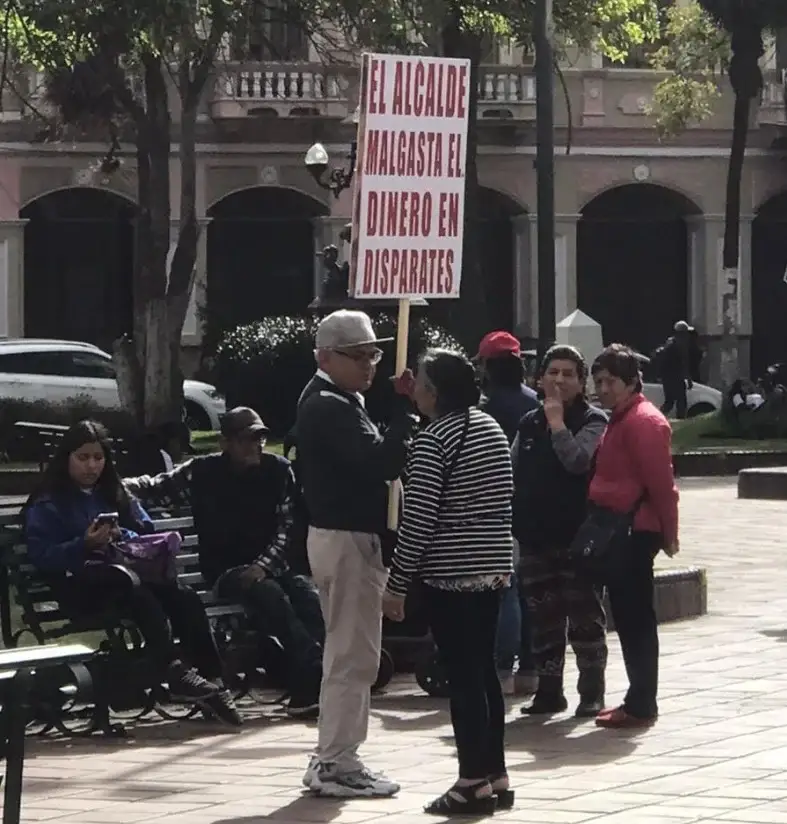 Ciudadanos de oposición al alcalde también protestaron.